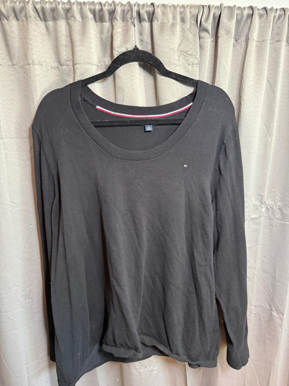 Tommy Hilfiger Black Long-Sleeve Crewneck Top with Logo Pinch